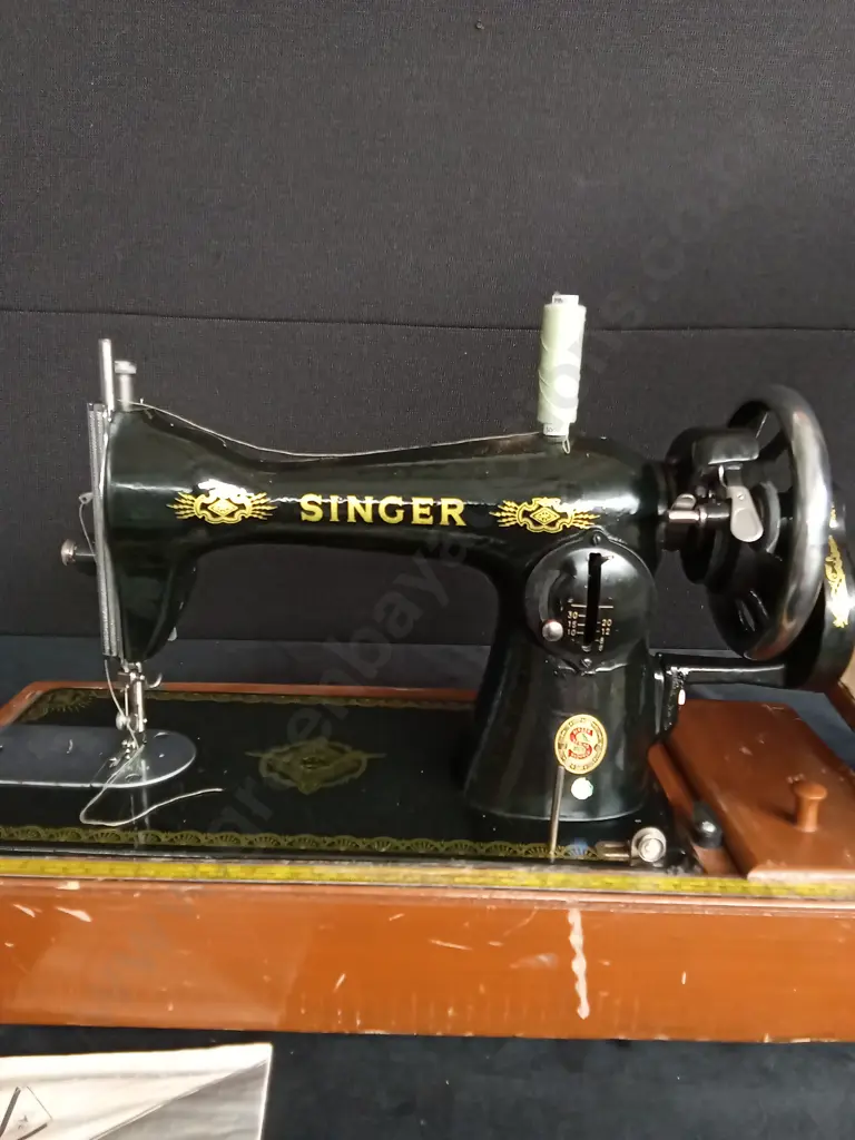 VINTAGE SINGER SEWING MACHINE Image 1++
