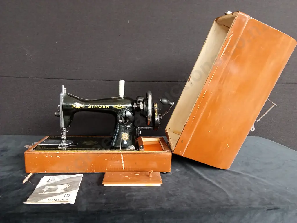 VINTAGE SINGER SEWING MACHINE Image 1++