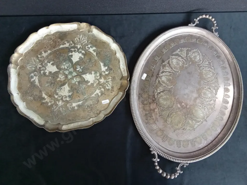 VINTAGE SILVER PLATED OVAL TRAY AND BRASS CIRCULAR TRAY Image 1++