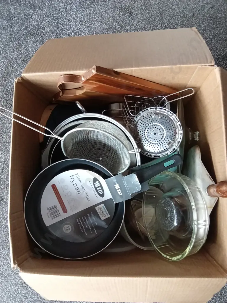 BOX OF ASSORTED KITCHEN ITEMS Image 1++