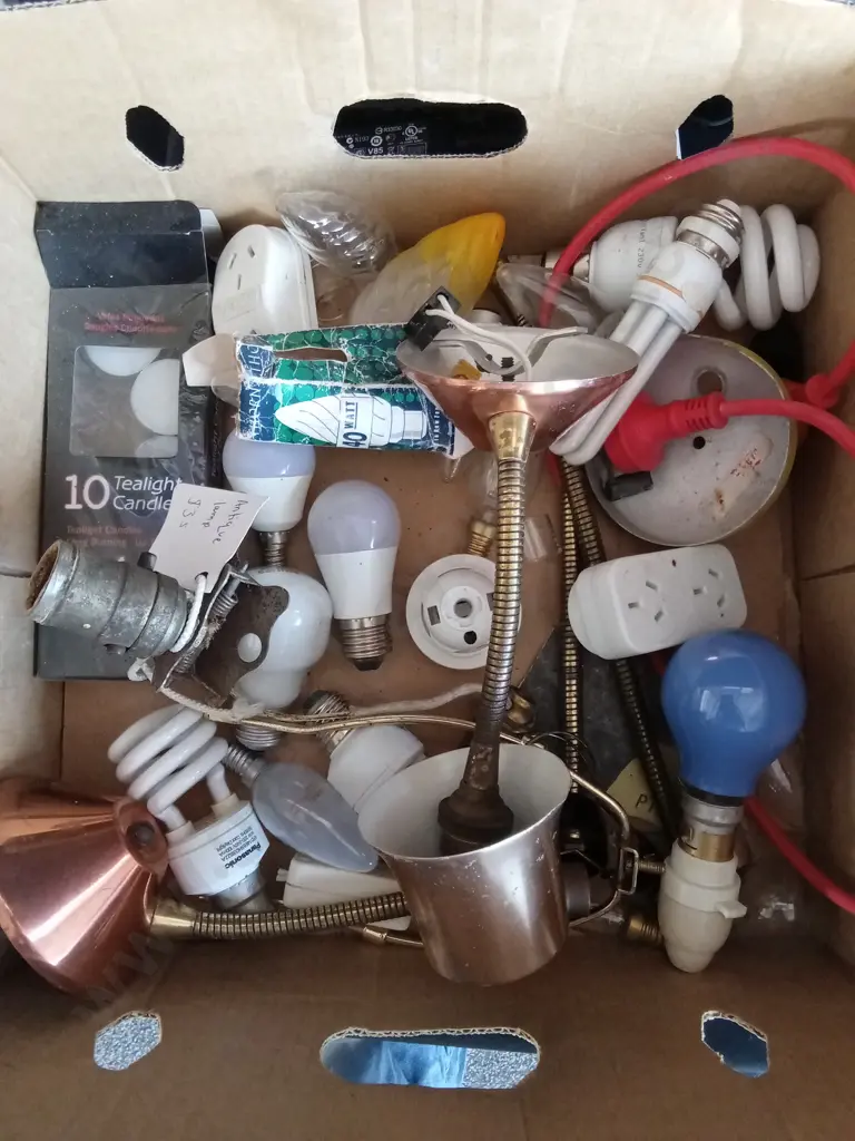 LIGHTS AND BITS AND PIECES (2 PICTURES) Image 1++