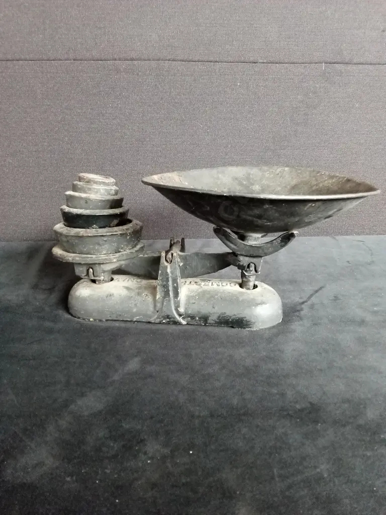VINTAGE CAST IRON BALANCE SCALE SET Image 1++