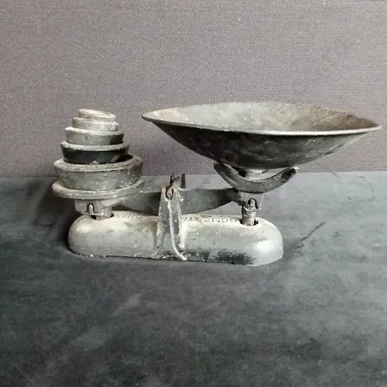VINTAGE CAST IRON BALANCE SCALE SET