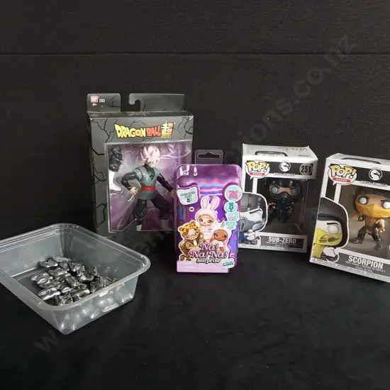 FIGURINES X 4 AND KNUCKLEBONES