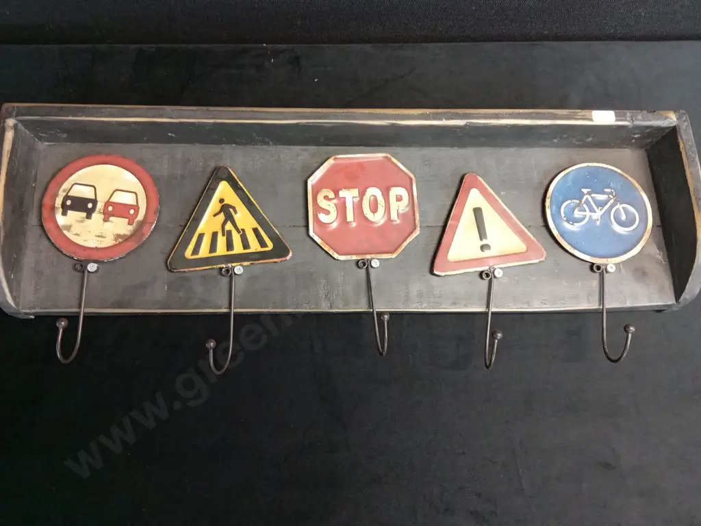 VINTAGE STYLE ROAD SIGN WALL HOOKS Image 1++
