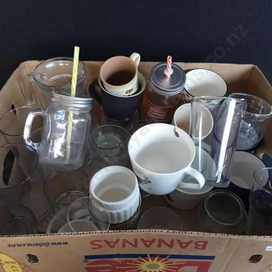 BOX OF ASSORTED GLASSES AND MUGS