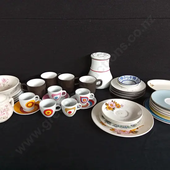 BOX OF ASSORTED PLATES AND CUPS