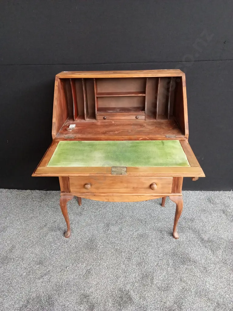 ANTIQUE OAK WRITERS DESK WITH ROLL-TOP Image 1++