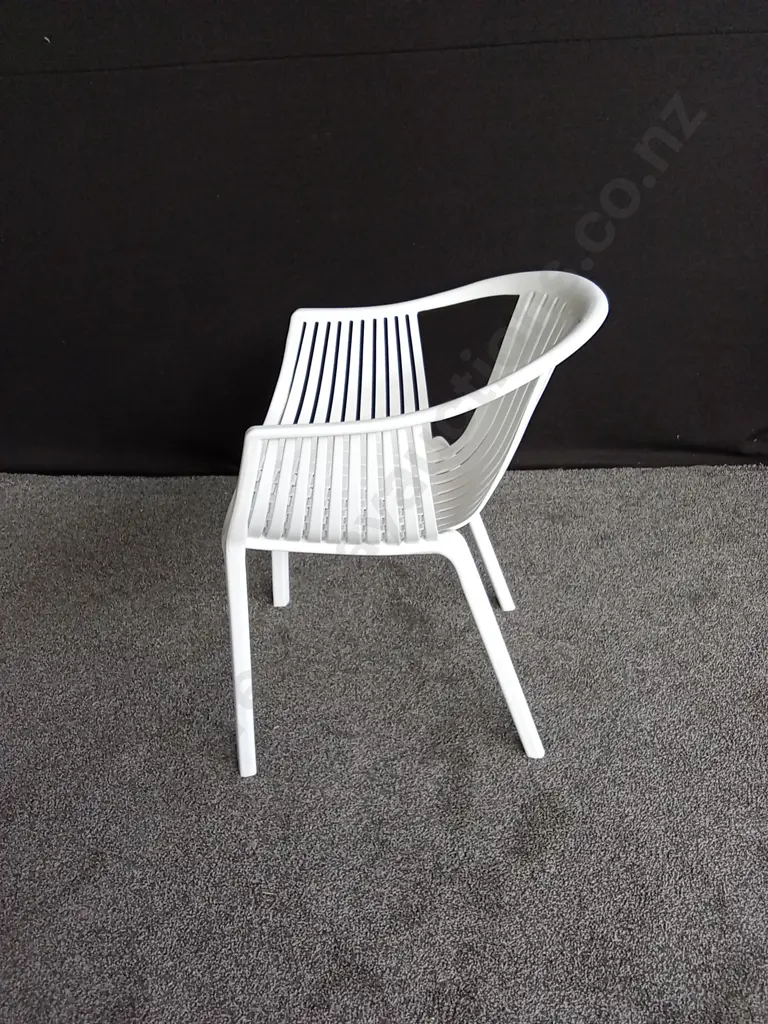 WHITE OUTDOOR CHAIR Image 1++