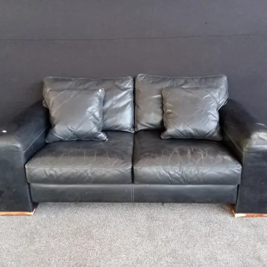 2 SEATER BLACK LEATHER COUCH WITH 2 MATCHING CUSHIONS