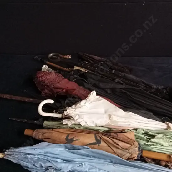 COLLECTION OF VINTAGE UMBRELLAS AND SUN SHADES VARIOUS SIZES STYLE AND CONDITION