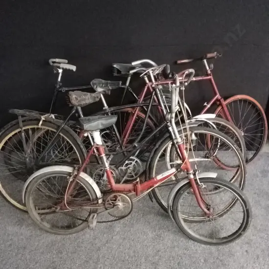 COLLECTION OF 5X VINTAGE PUSH BIKES SUIT DISPLAY / GAMES ROOM OR RESTORATION