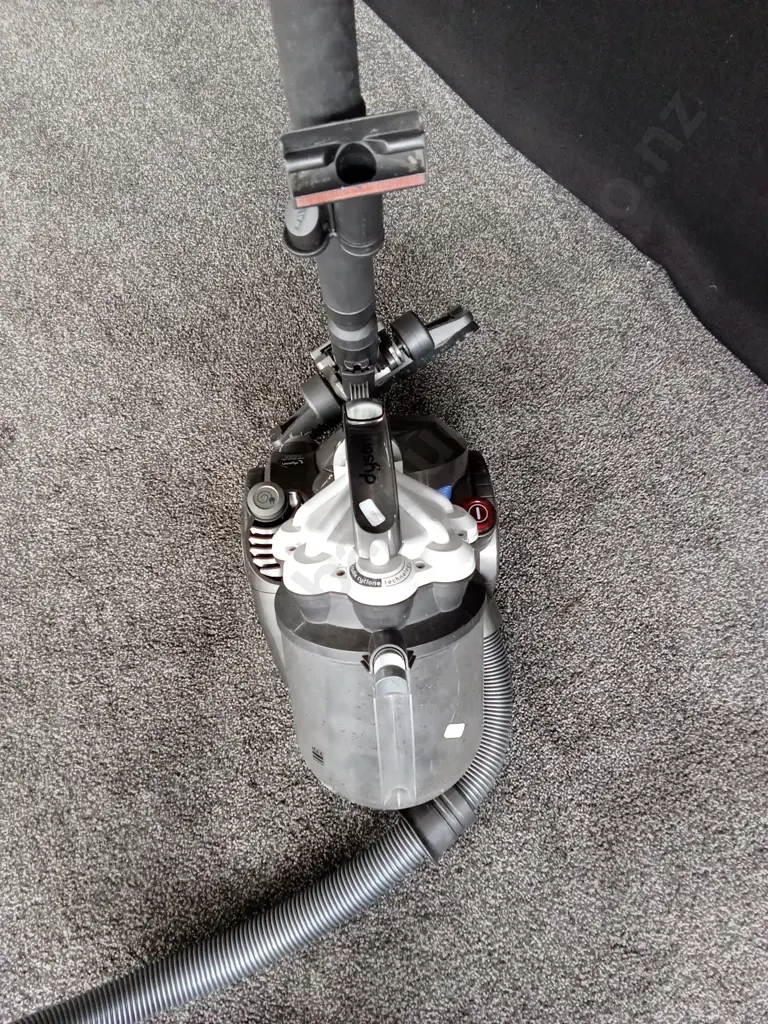 DYSON VACUUM WORKING Image 1++