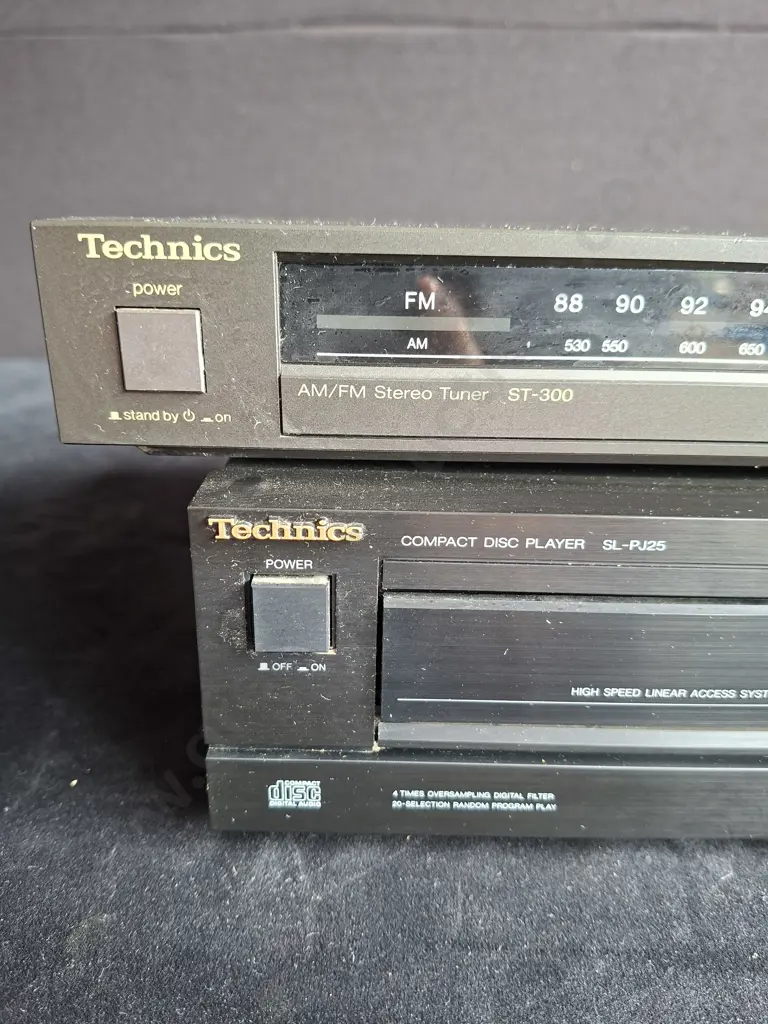TECHNICS ST-300 AM/FM TUNER PLUS SL-PJ25 CD PLAYER BOTH POWER ON Image 1++