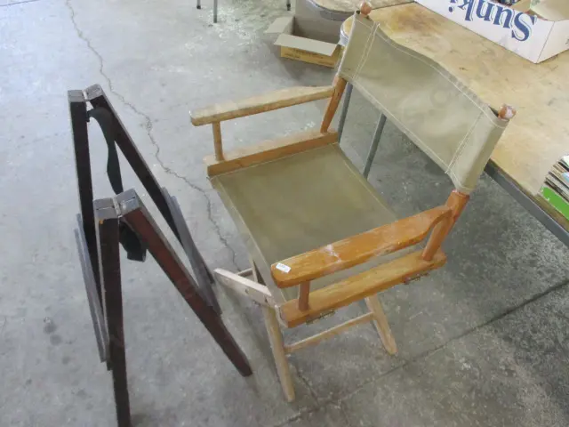 Chair and Easel Image 1++