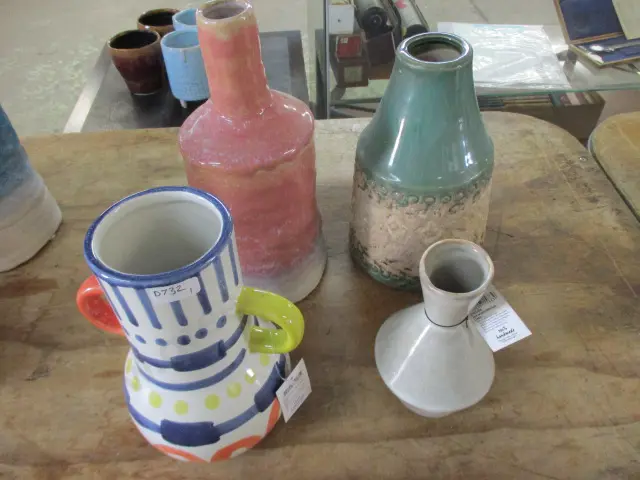 4 Vases Image 1++