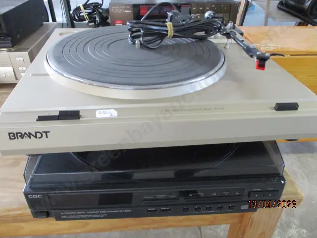 2 Turntables Image 1++