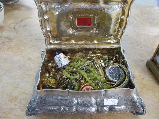 Trinket Box and Contents Image 1++