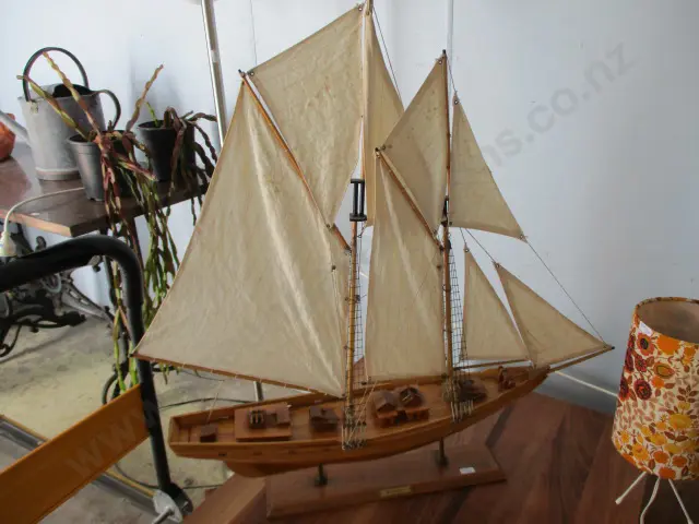 Model Boat Image 1++
