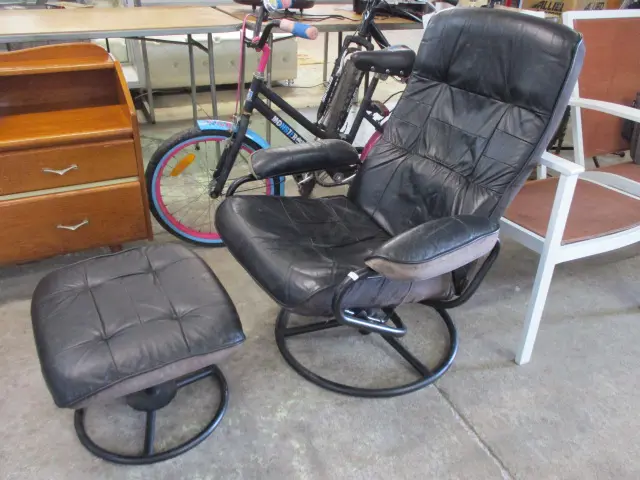 Recliner & Ottoman Image 1++