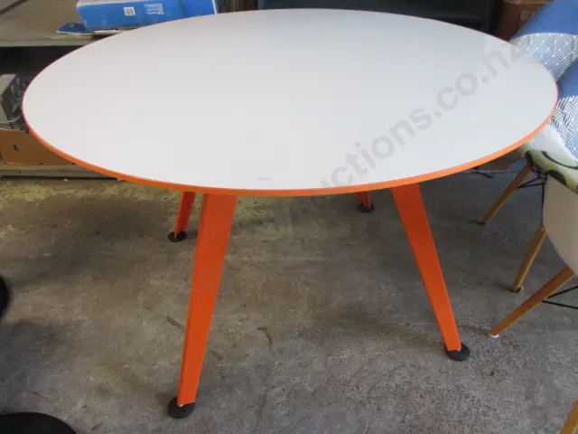 Retro Table Image 1++