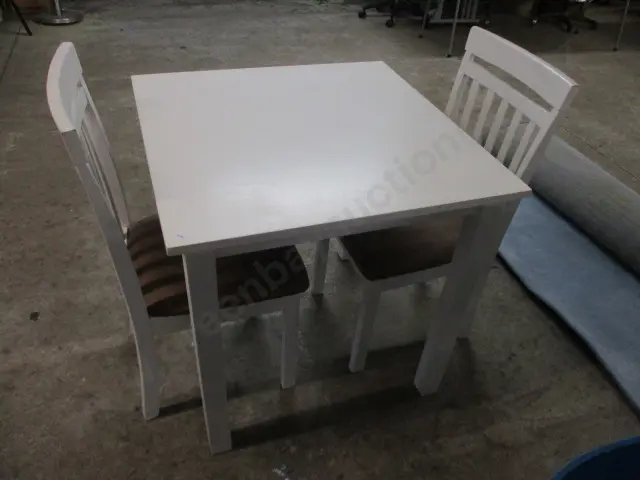 Table and Chairs Image 1++