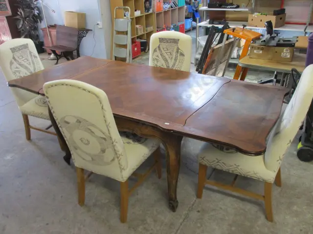 Table and Chairs Image 1++
