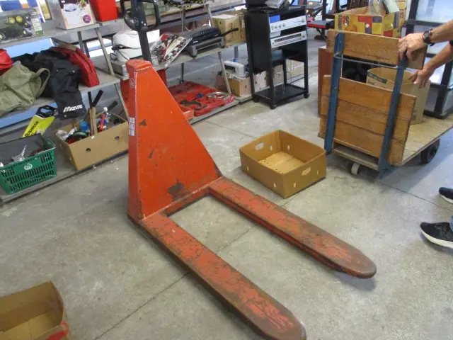 Pallet Lifter Image 1++