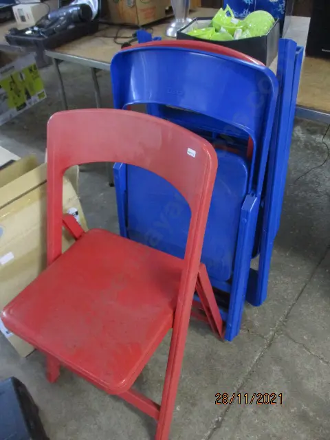 4 Folding Chairs Image 1++