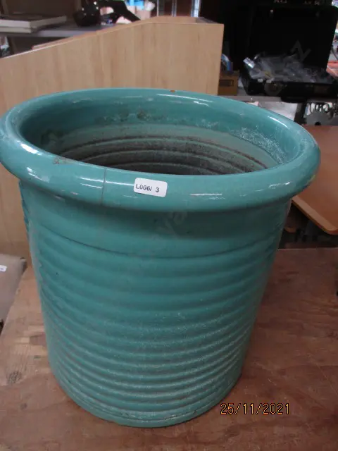 Morris and James  Pot (hairline crack) Image 1++