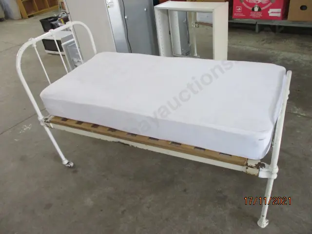 Vintage Bed Image 1++