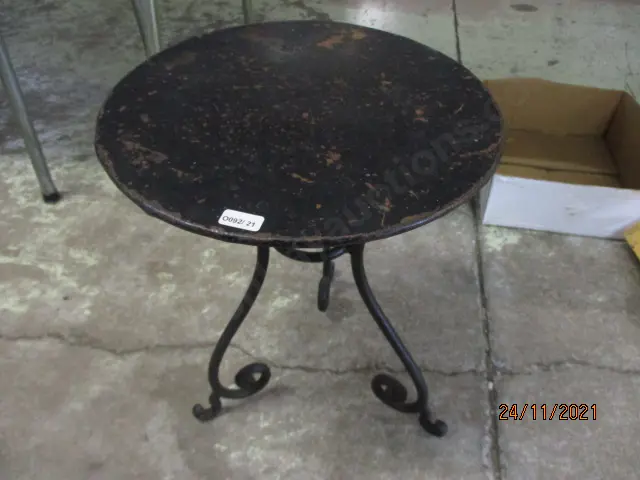 Small metal Side Table Image 1++