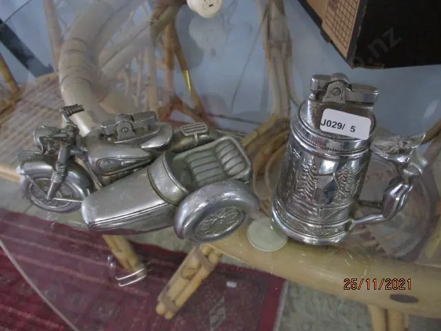 2 Vintage Table Lighters Image 1++