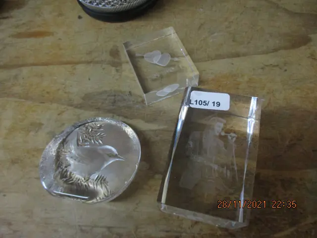 3 paperweights Image 1++