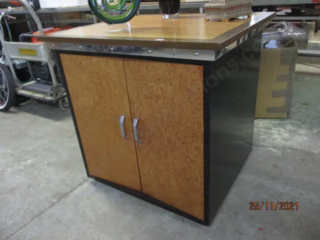 Mid Century Cab Image 1++