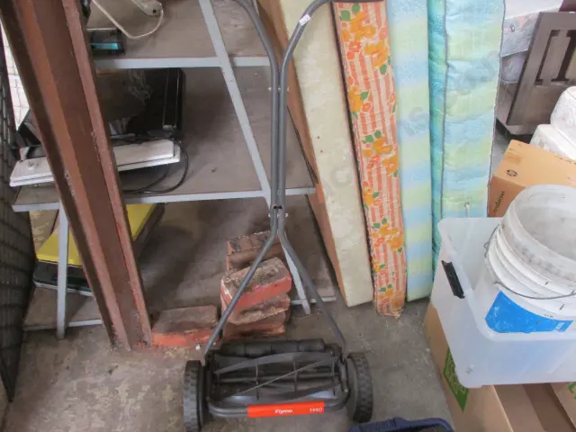 Hand Mower Image 1++