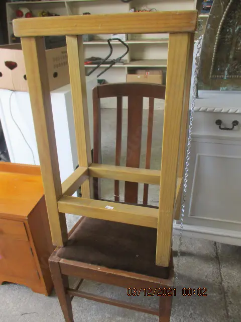 Chair and Side Table Image 1++
