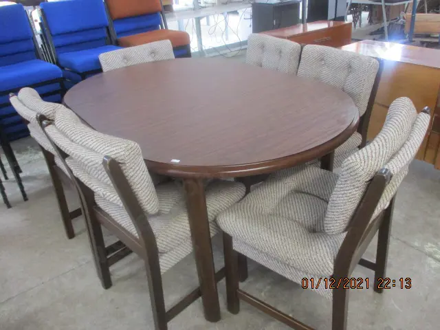 Table and 6 Chairs Image 1++
