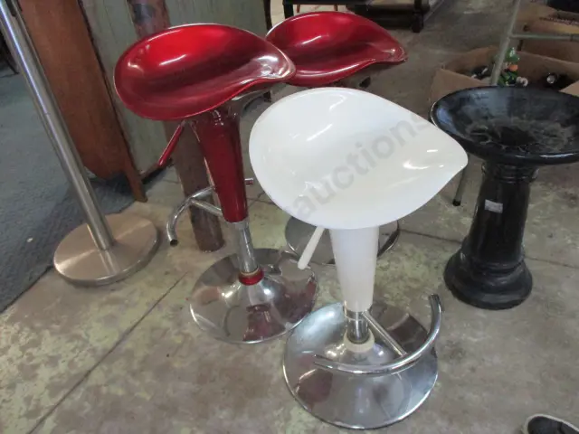 3 Stools Image 1++