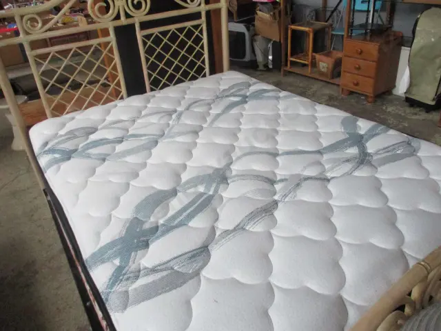 Queen Bed Image 1++