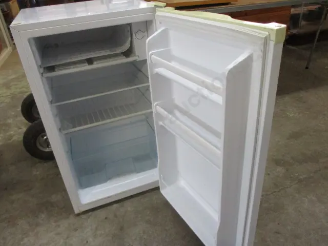 Underbench Fridge Image 1++