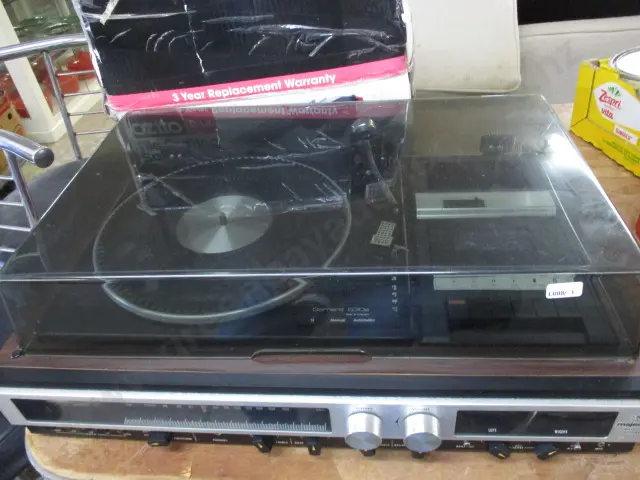 Retro Turntable Image 1++