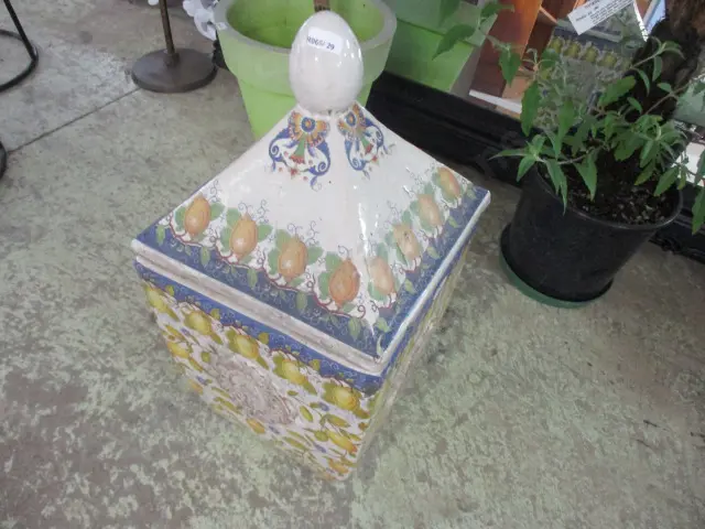 Lidded Garden Urn Image 1++
