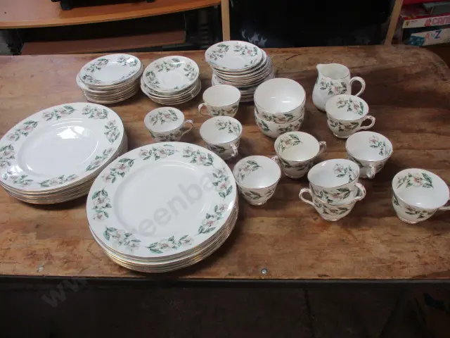 Crown Staffordshire Dinner Set Image 1++