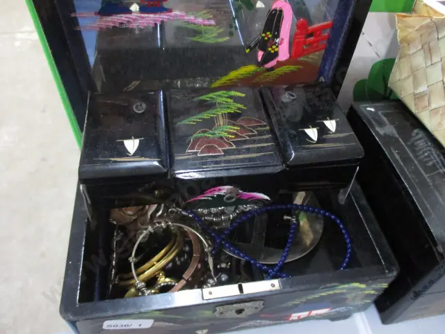 TrinketBox and Contents Image 1++