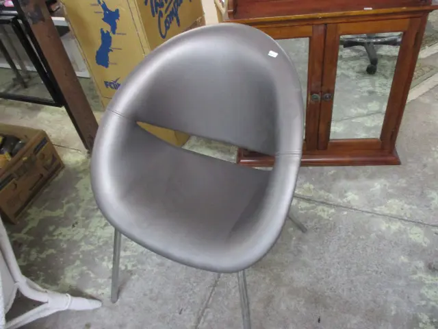 Lip Chair Image 1++