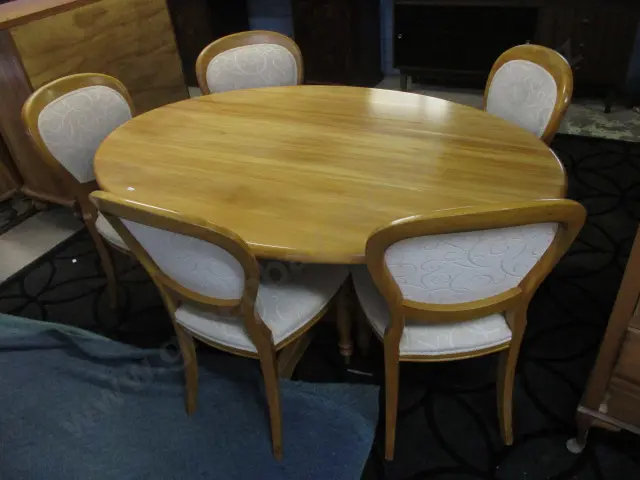 Table and 5 Chairs Image 1++