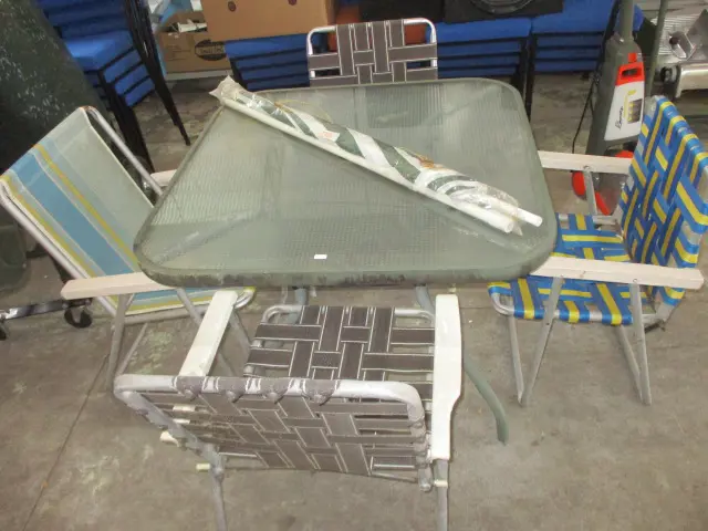Outdoor Table and Chairs Image 1++