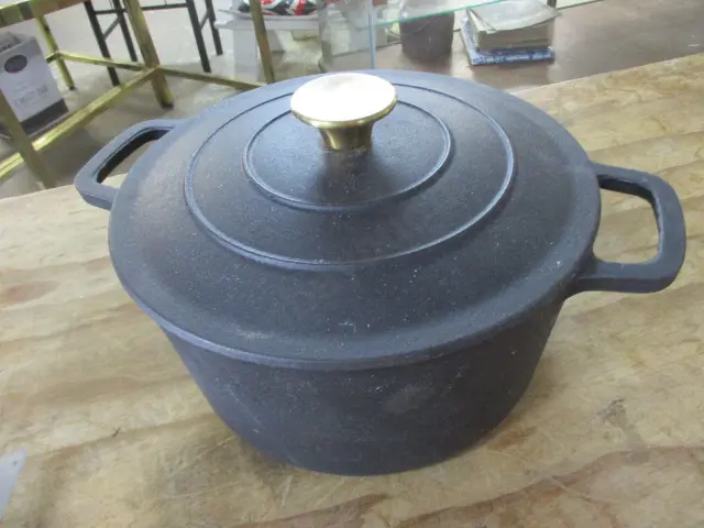 Cast Iron Pot Image 1++