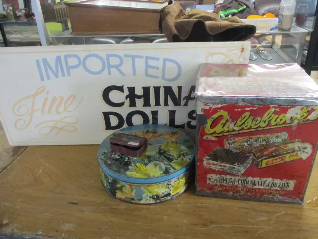 Tins and Sign Image 1++